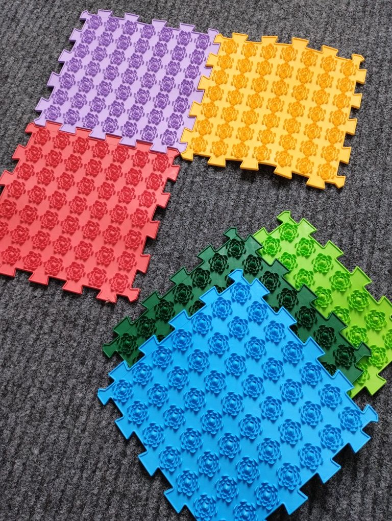 Масажний килимок з шести елементів