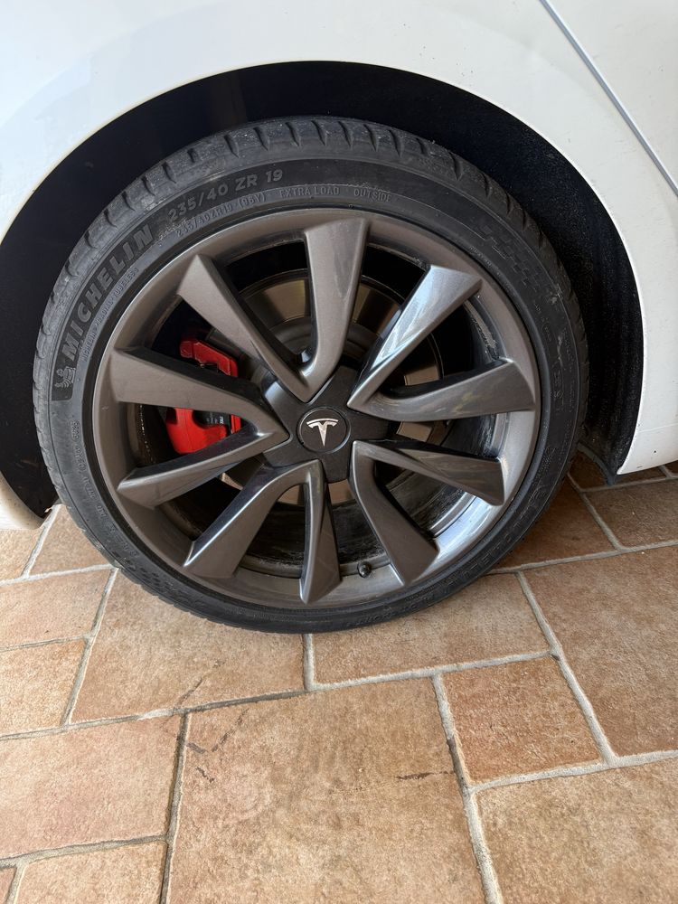 Vendo jantes com pneus para tesla