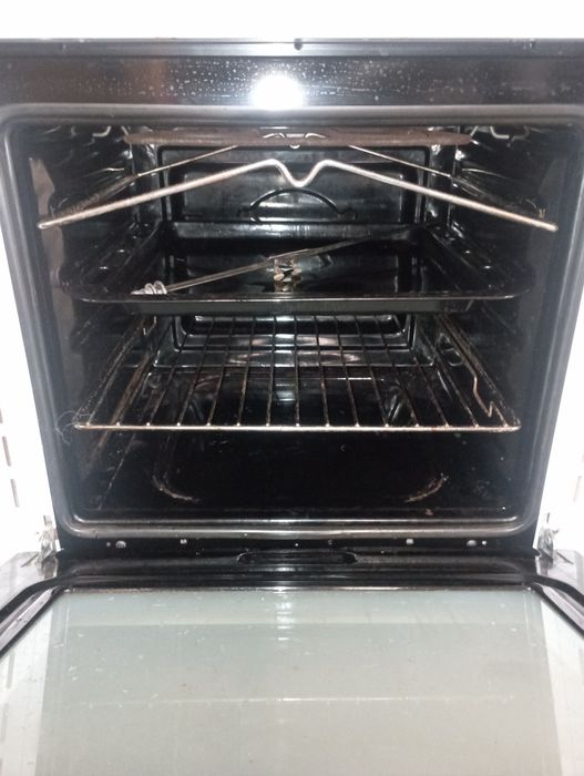 Placa a gás e forno elétrico Ariston. Sem os queimadores.