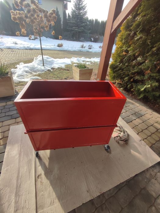 Wanna stalowa z kółkami oraz kranem spustowym.