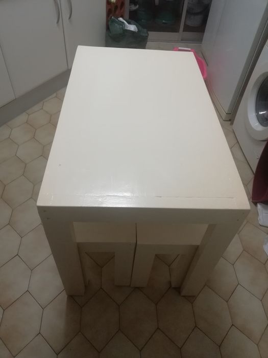 Vários tipos de mesas e bancos de madeira rústica e muito robusta.