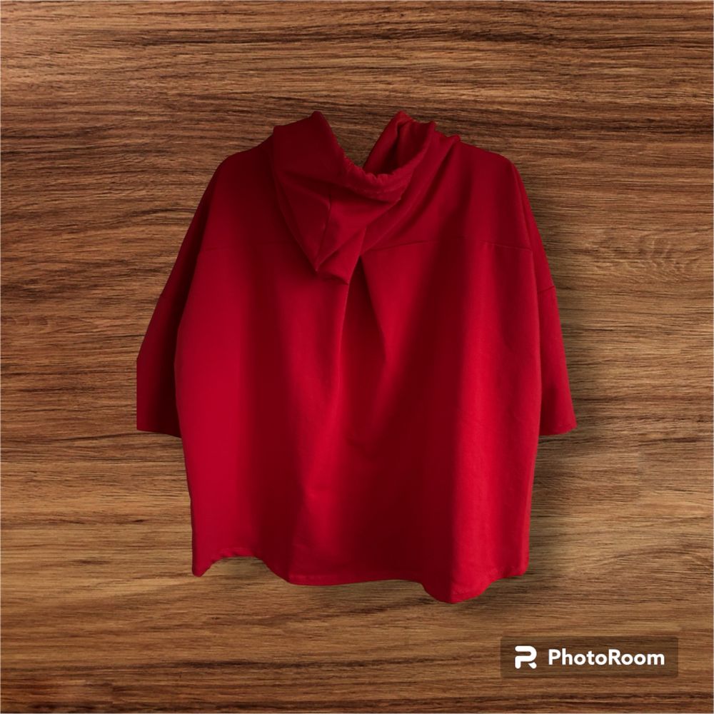Czerwona bluza firmy Free Still