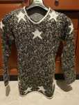 Czarny sweter w gwiazdki