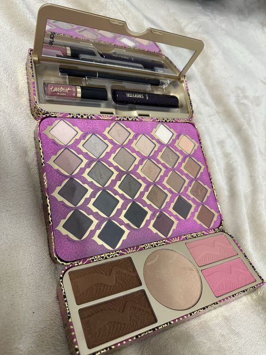 Набір косметики, тінів, туш, помада та румʼянп