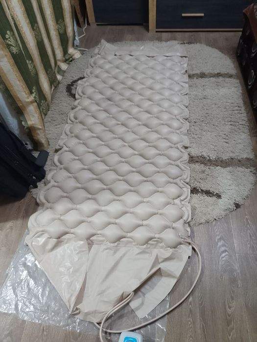 Протипролежневий комірчастий матрац з компресором.