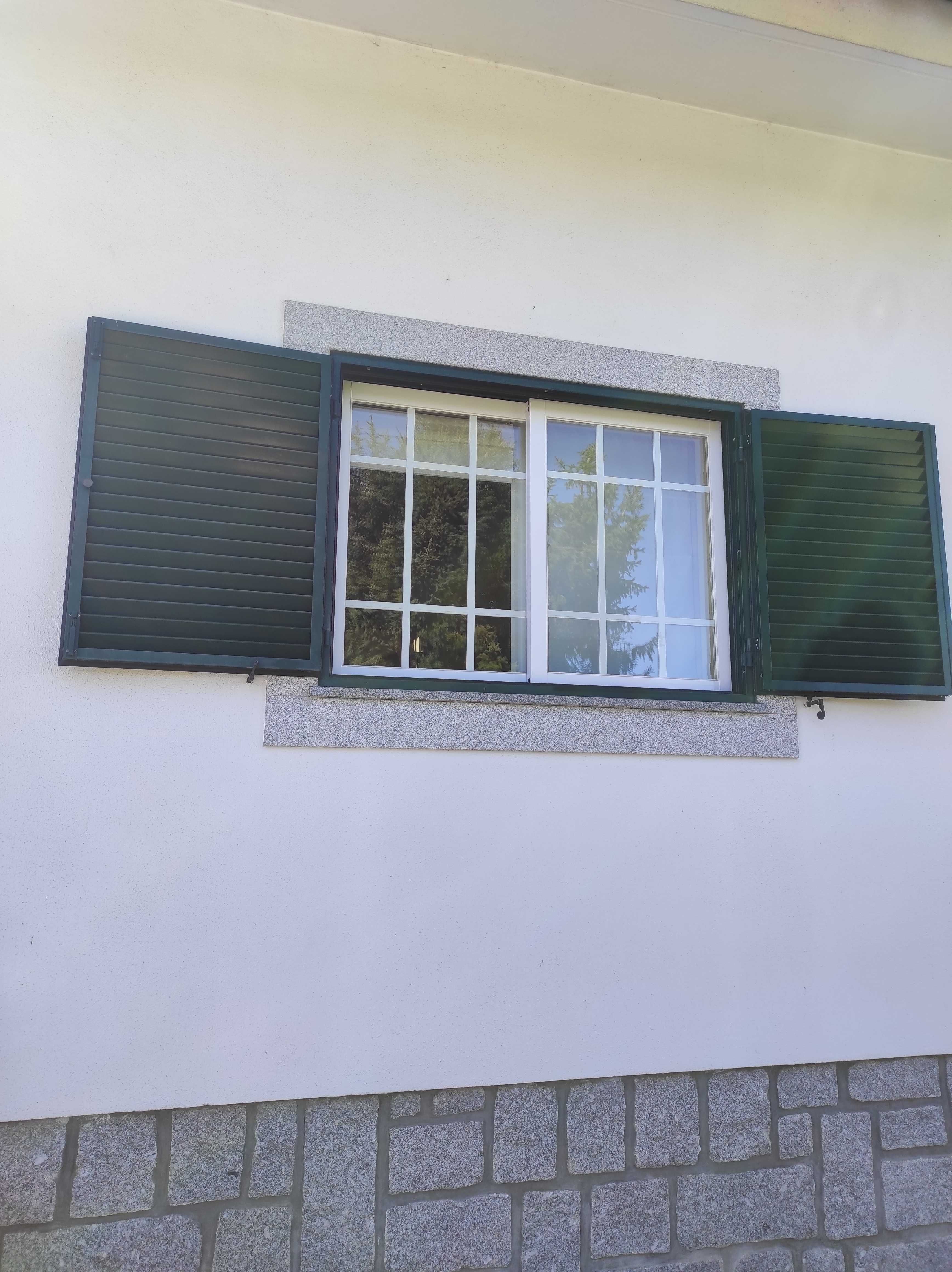 Janelas em alumínio lacado branco com aro verde