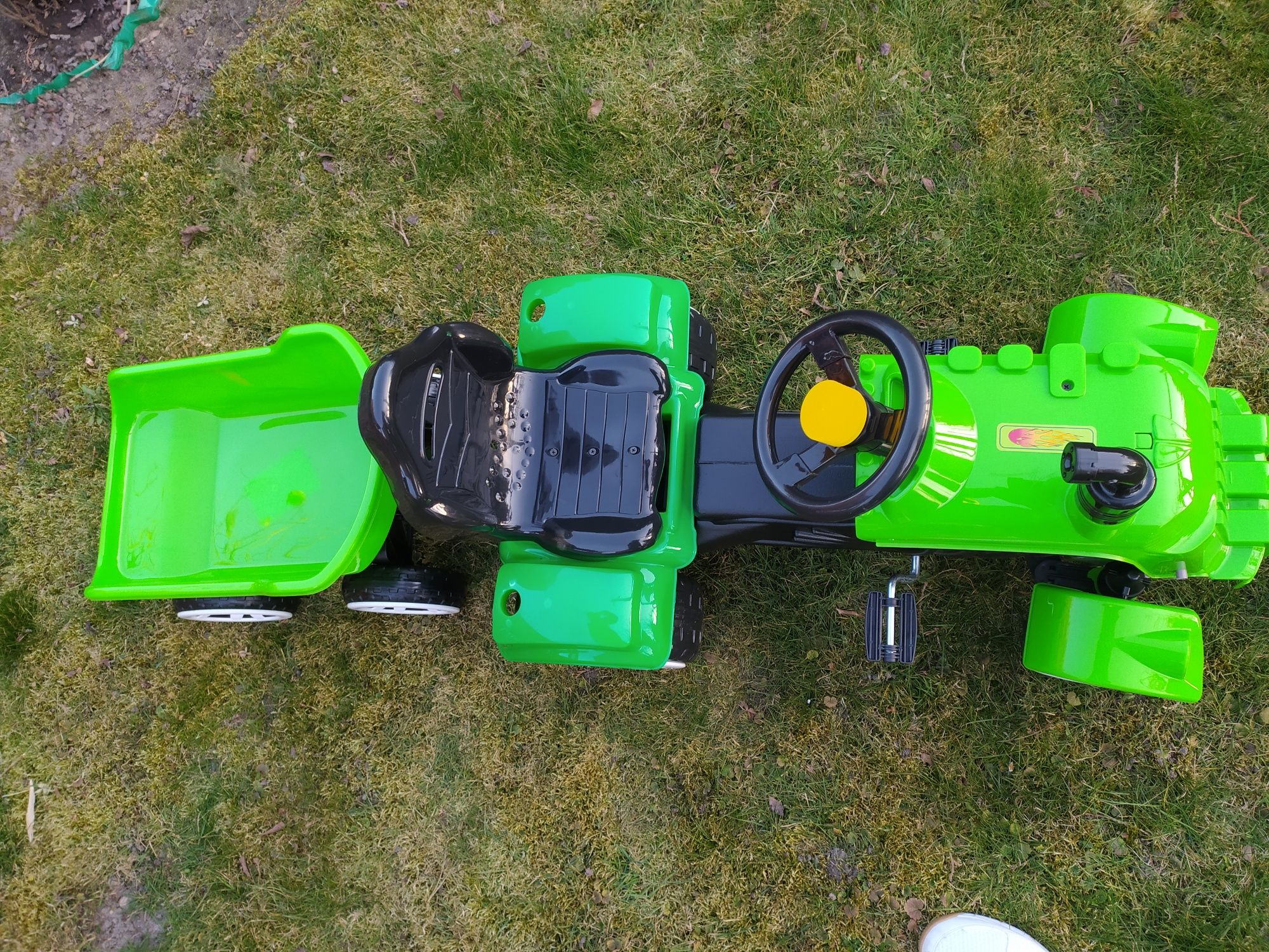Zielony Duży traktor z przyczepa