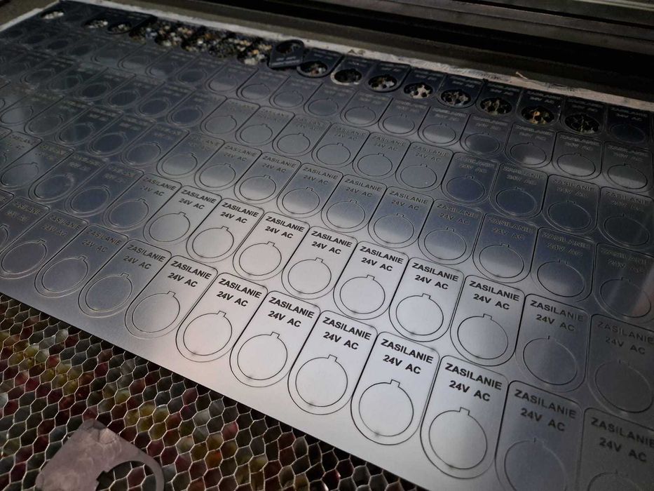 Cięcie, grawerowanie laserowe. Tabliczki znamionowe, opisowe. LaserCO2