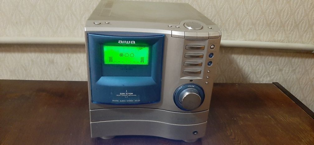 Музыкальный центр aiwa  (с подставками под колонки)