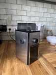 Młynek do kawy elektryczny DeLonghi KG89 – żarnowy
