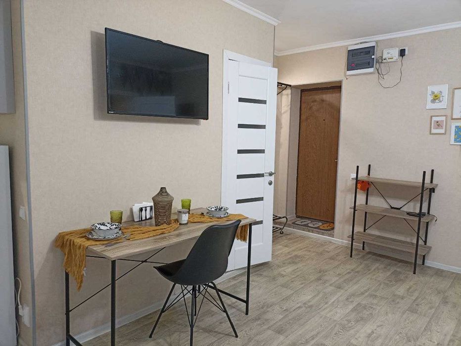 м.Наукова 2кімнатна, поруч госпіталь. Домашній затишок