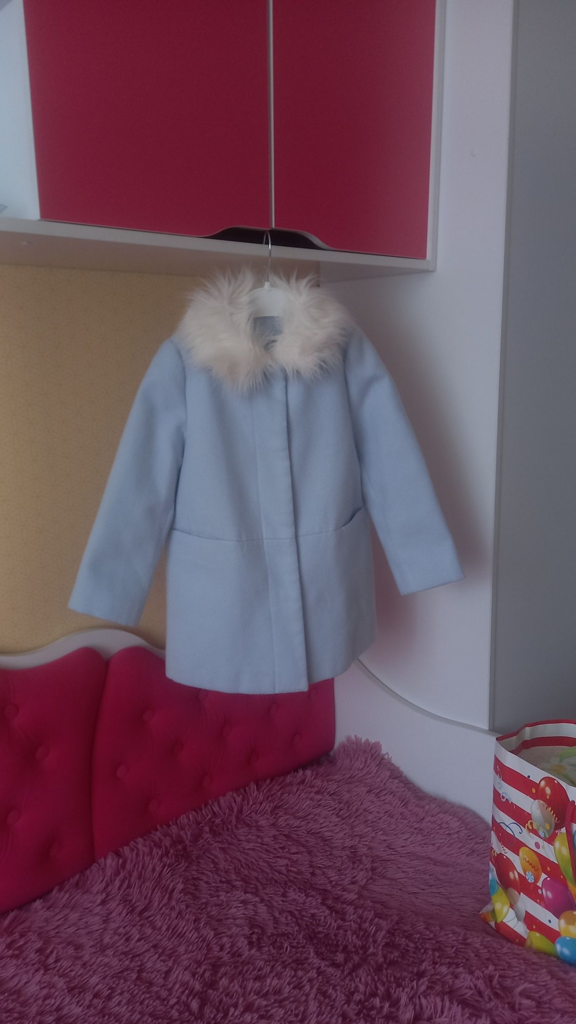 Пальто на дівчинку 4-6 років