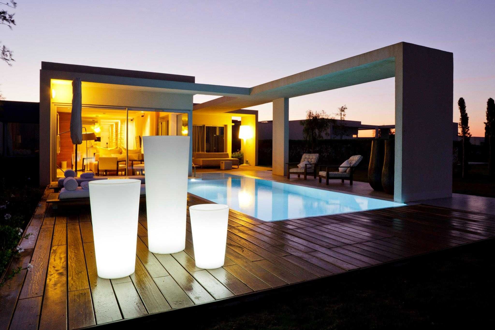 Mobiliario led vasos e mesas