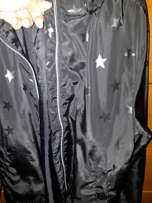 Corta vento preto com estrelas 11/12 H&M