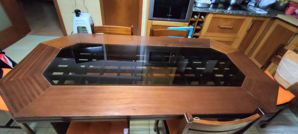 Mesa de madeira com vidro e seis cadeiras