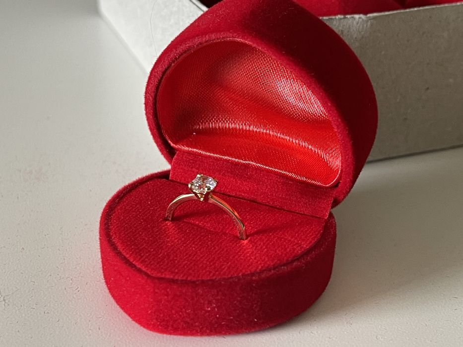 Caixa para anel etc. em formato coração vermelho