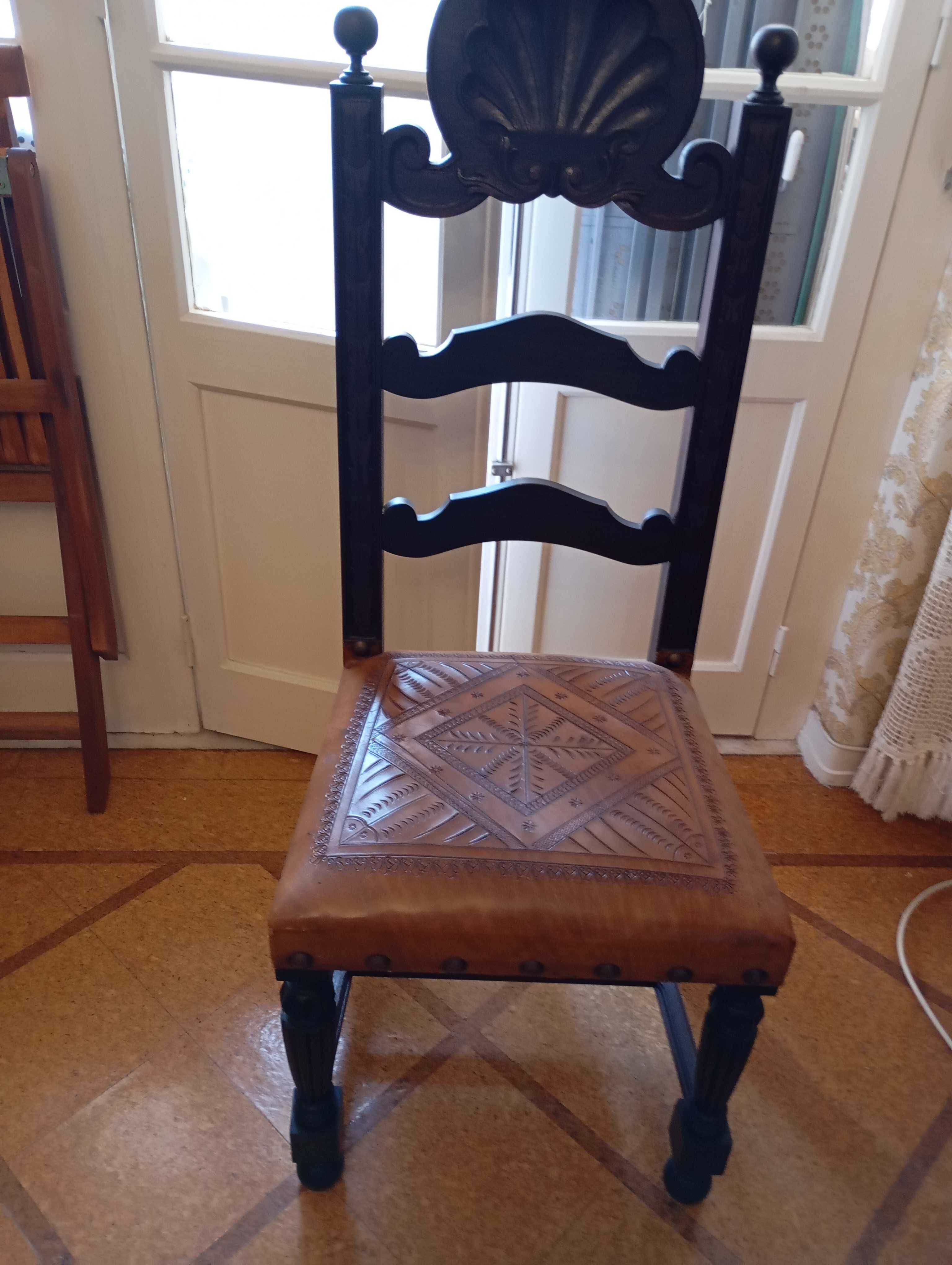 Mesa de Jantar em madeira, com cadeiras