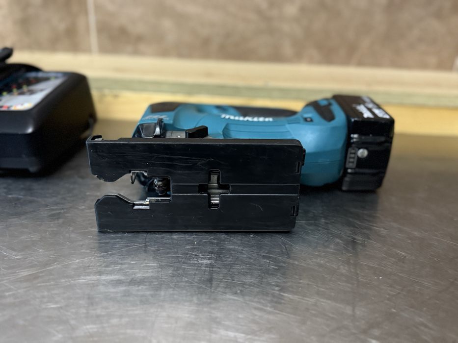 Акумуляторний лобзик Makita DJV 182