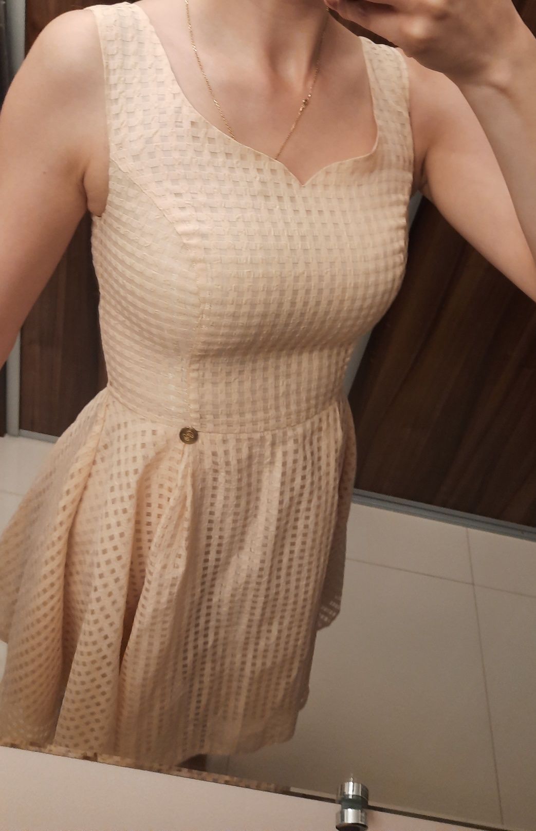 Beżowa koktajlowa sukienka Pretty girl, dół z koła