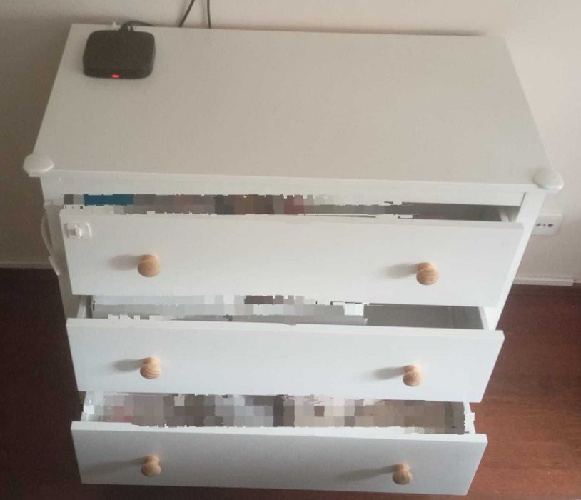 Cómoda branca, com 3 gavetas, 90x83 cm (inclui puxadores originais).