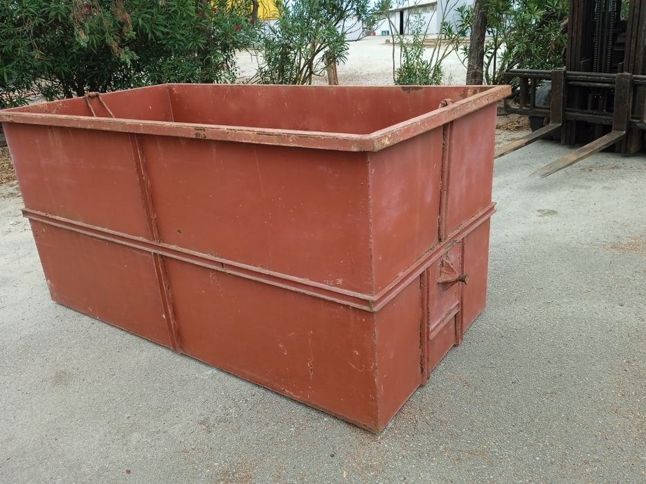 Vende-se tina para uva