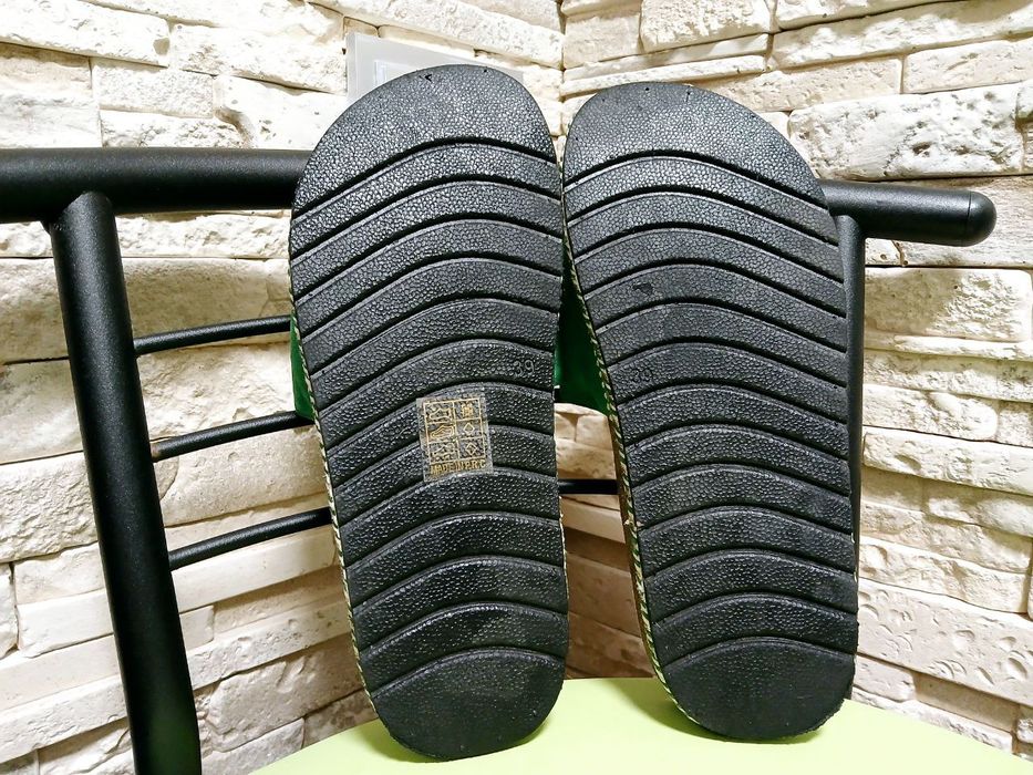 Продам красивые шлепанцы.