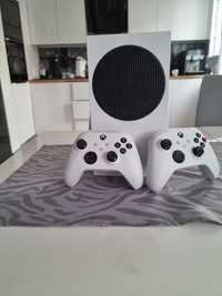 Xbox  seri S z dwoma padami