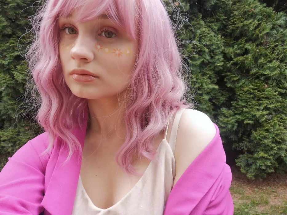 Piękna pudrowo-różowa peruka cosplay kpop