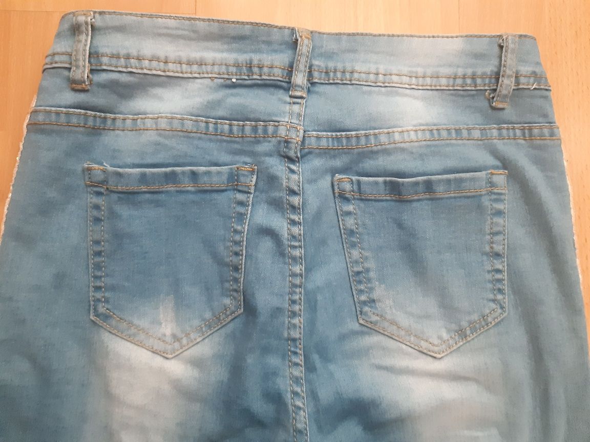 Jeansowe spodnie z cekinowym lampasem
