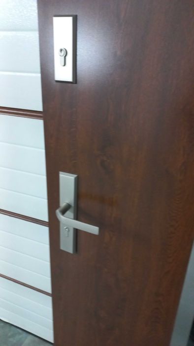 Nowe Polskie drzwi 90prawe Orzech 72mm