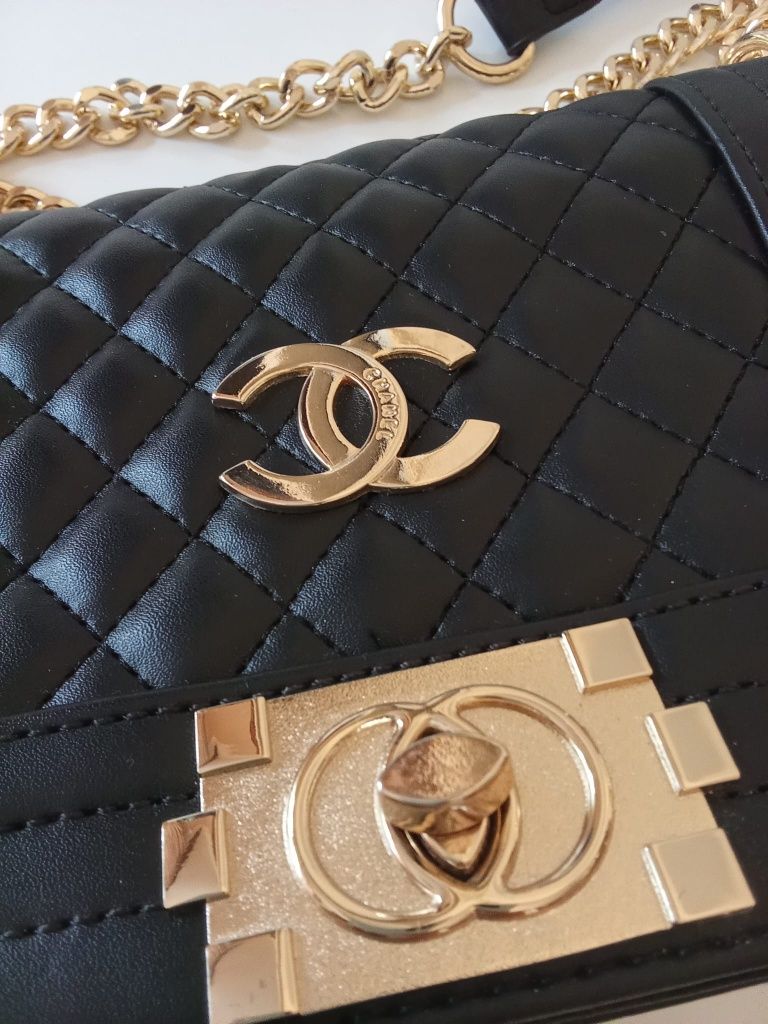 Piękne torebka cross body Chanel stanie idealnym