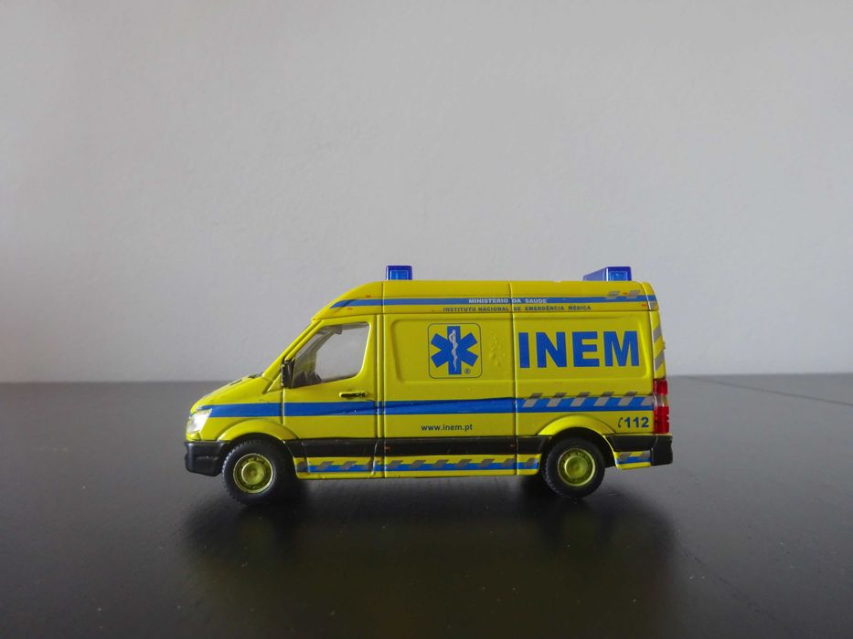 Conjunto 1:50 Burago INEM Mercedes e Bombeiros Renault