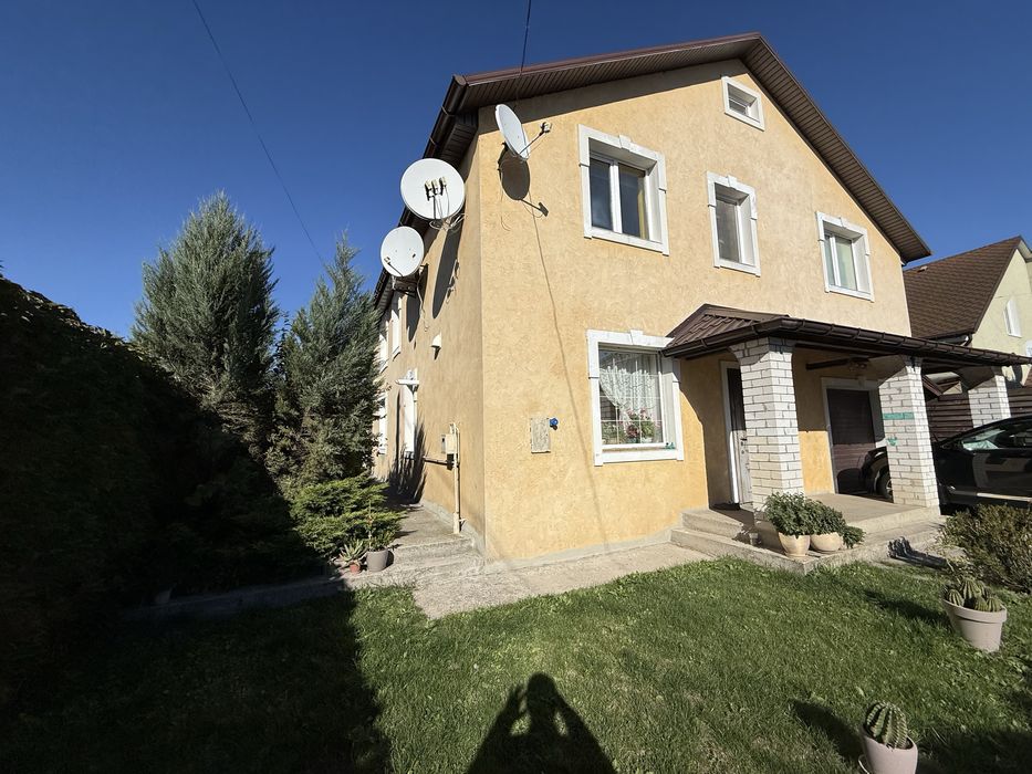 Продам дом права сторона ( р-н Вет.лікарні)