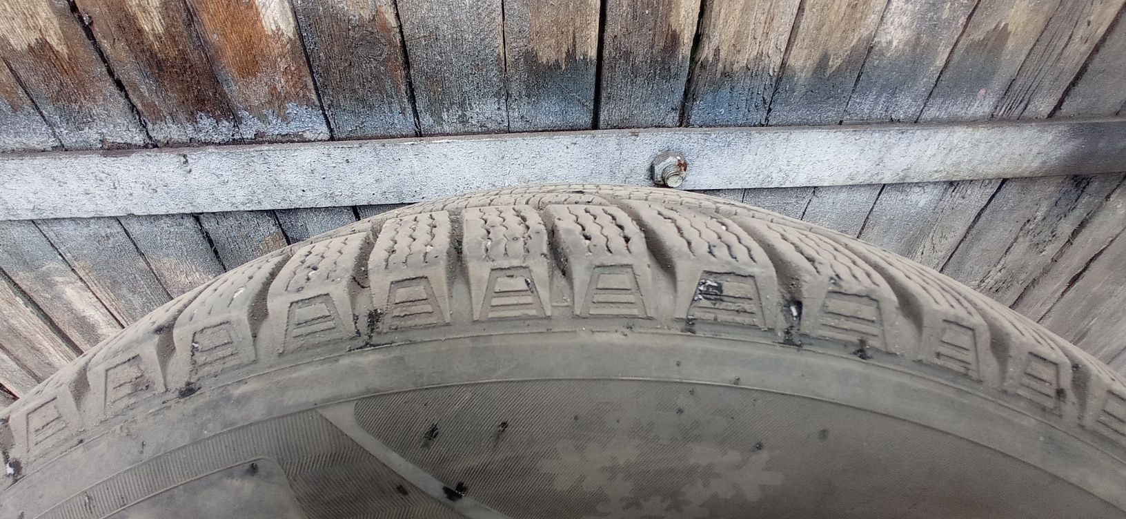 Продам комплект зимней резины kumho
