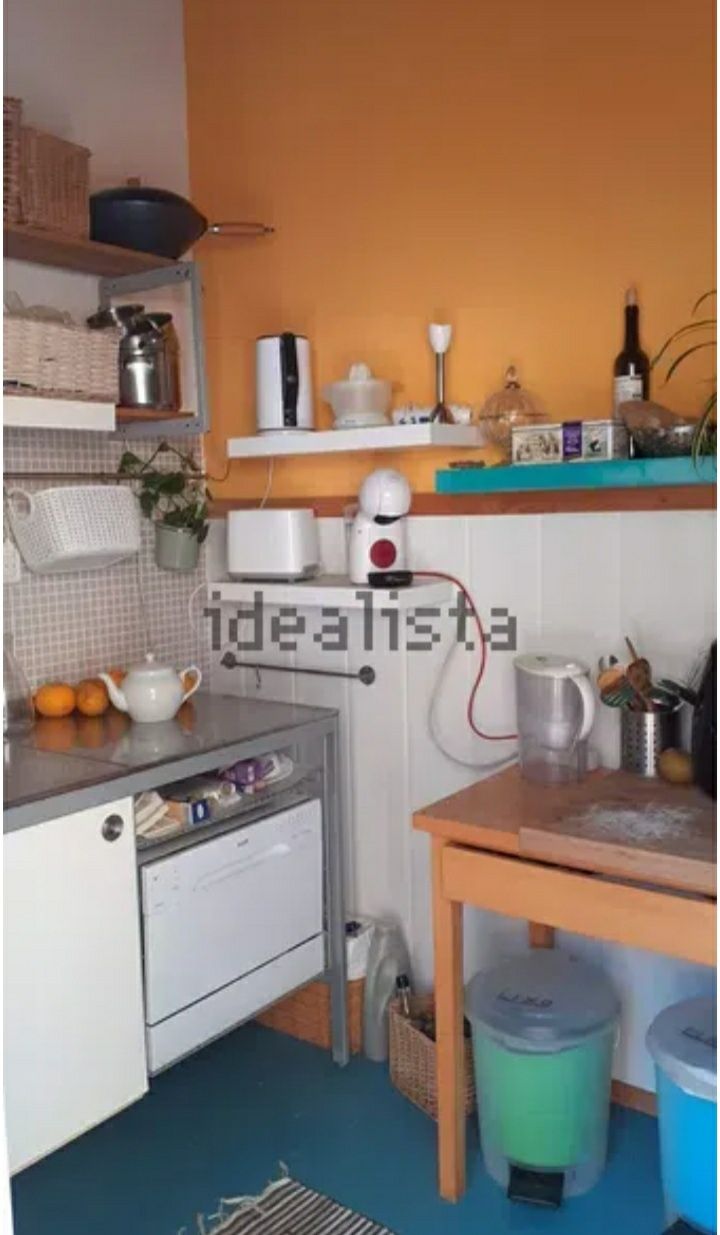Casa com duas habitações e grande jardim
