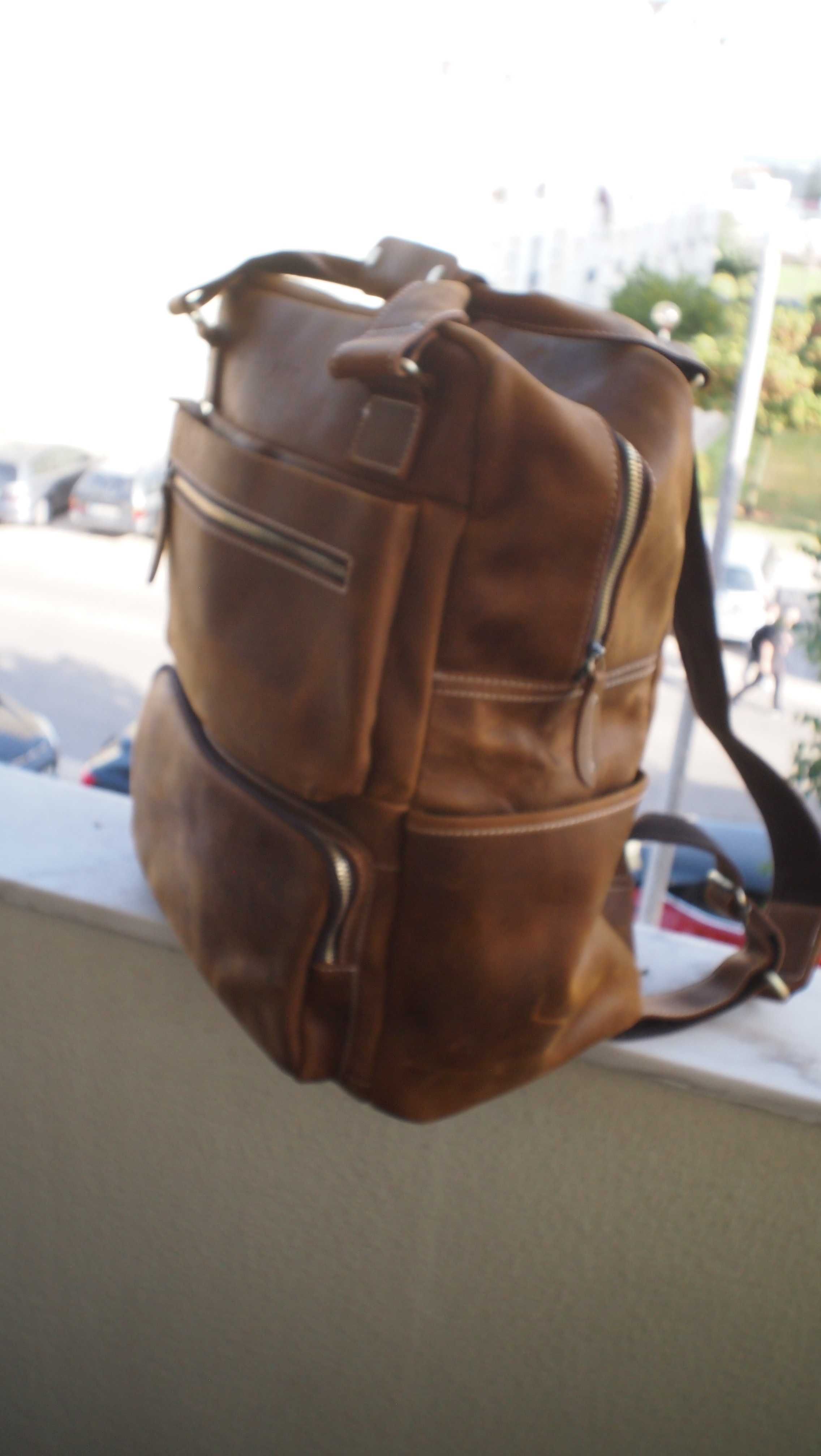 Mochila em verdadeira cabedal