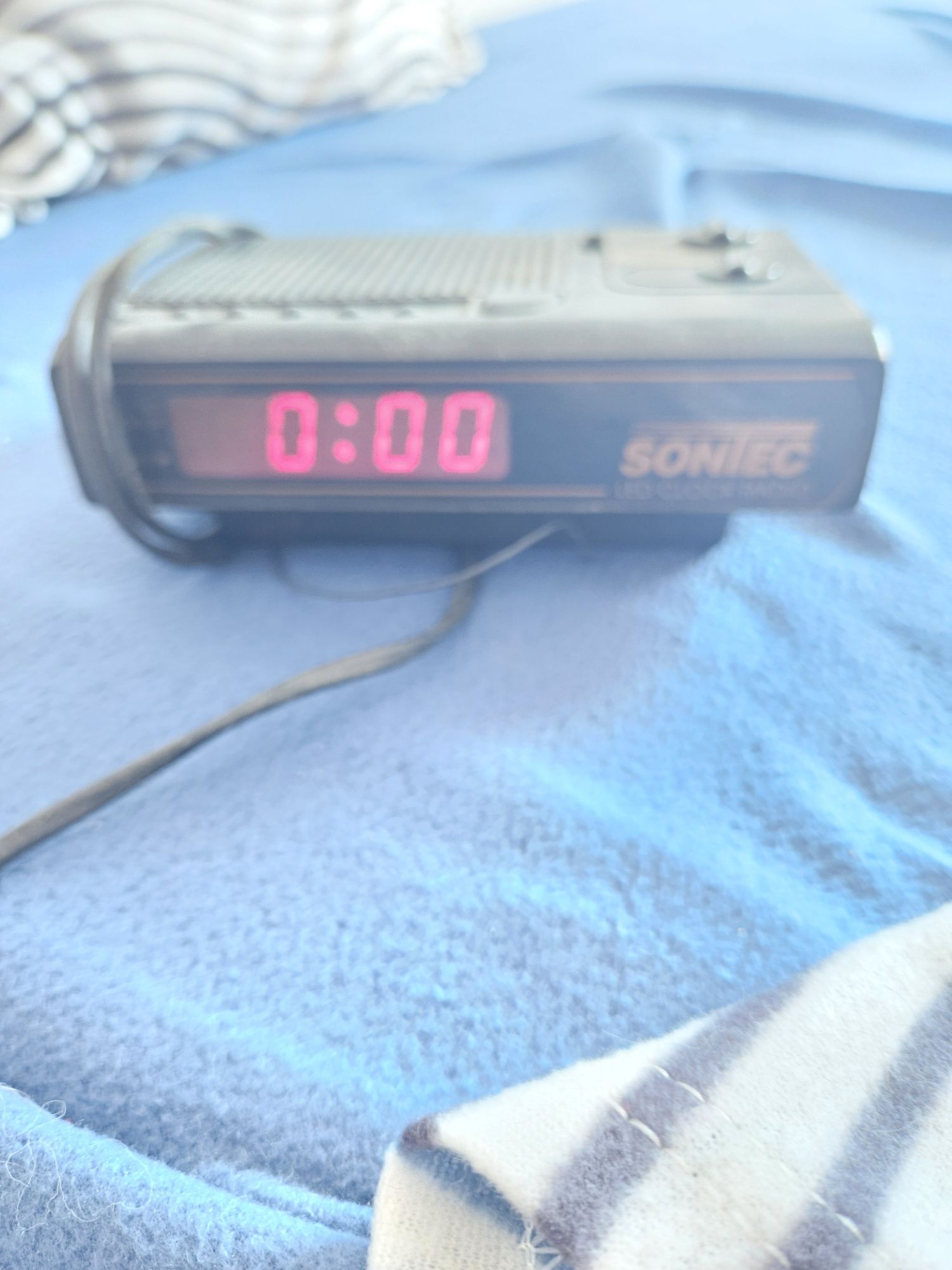 Relógio/despertador com rádio