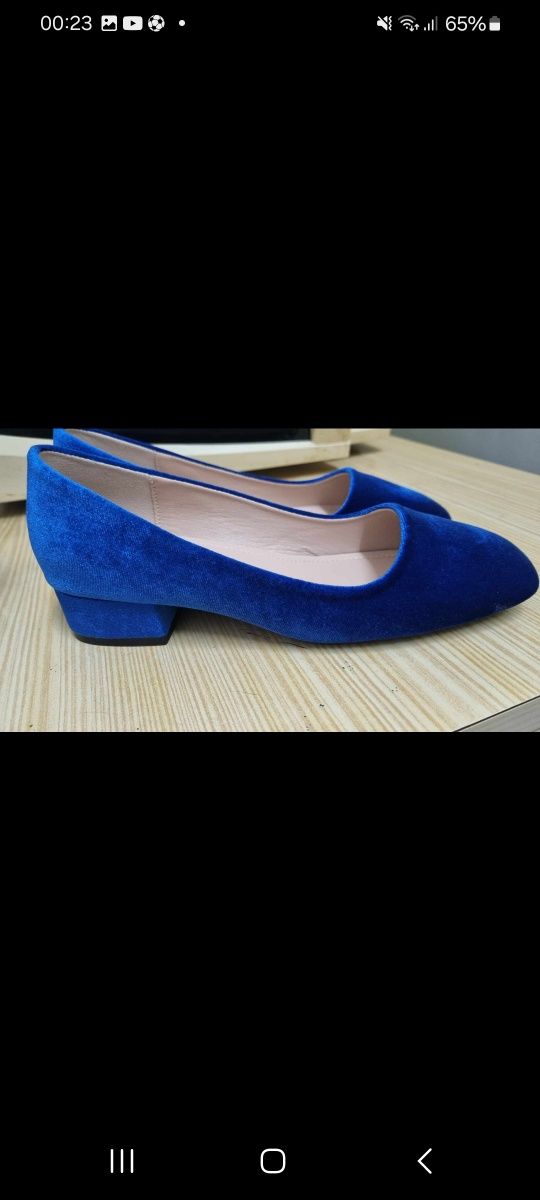 Sapatos novos de senhora