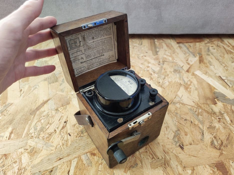 Niemiecki woltomierz przenośny miernik napięcia z II Wojny Światowej
