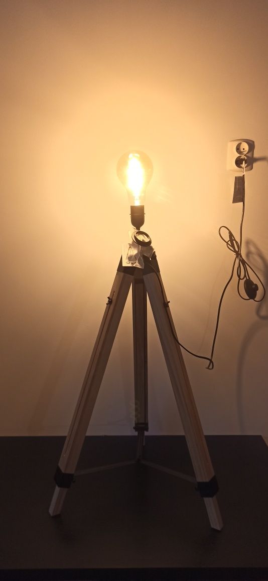 Lampa stojąca trójnóg stelaż drewniana loftowa