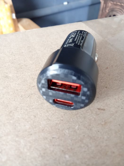 Продам зарядку в авто