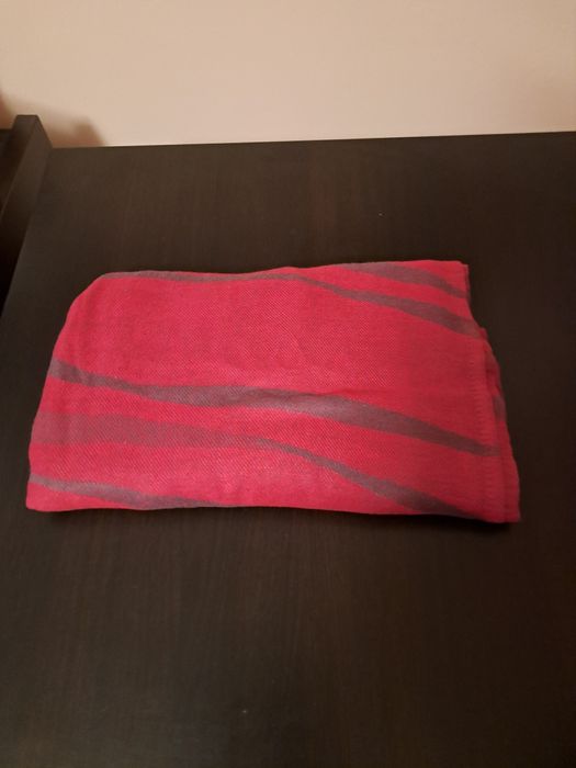 Kocyk cienki czerwono - szary 120 x 150/ nowy