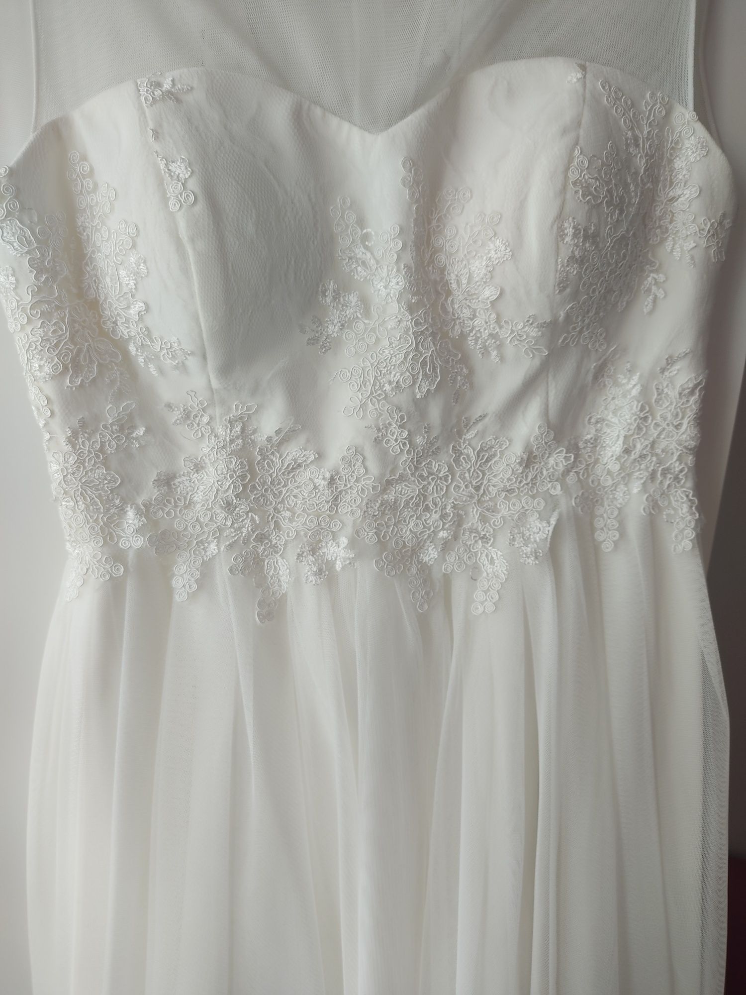 Piękna ręcznie zdobiona biała sukienka ślubna