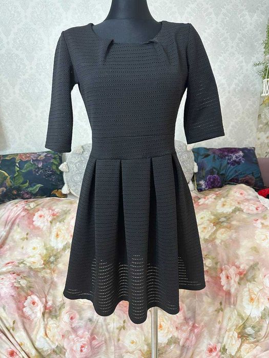 sukienka dopasowana rozkloszowana czarna wednesday falbanki vintage