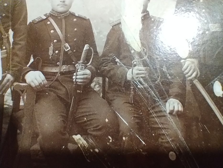 "В Память Военной службы", фото офицеров в рамке