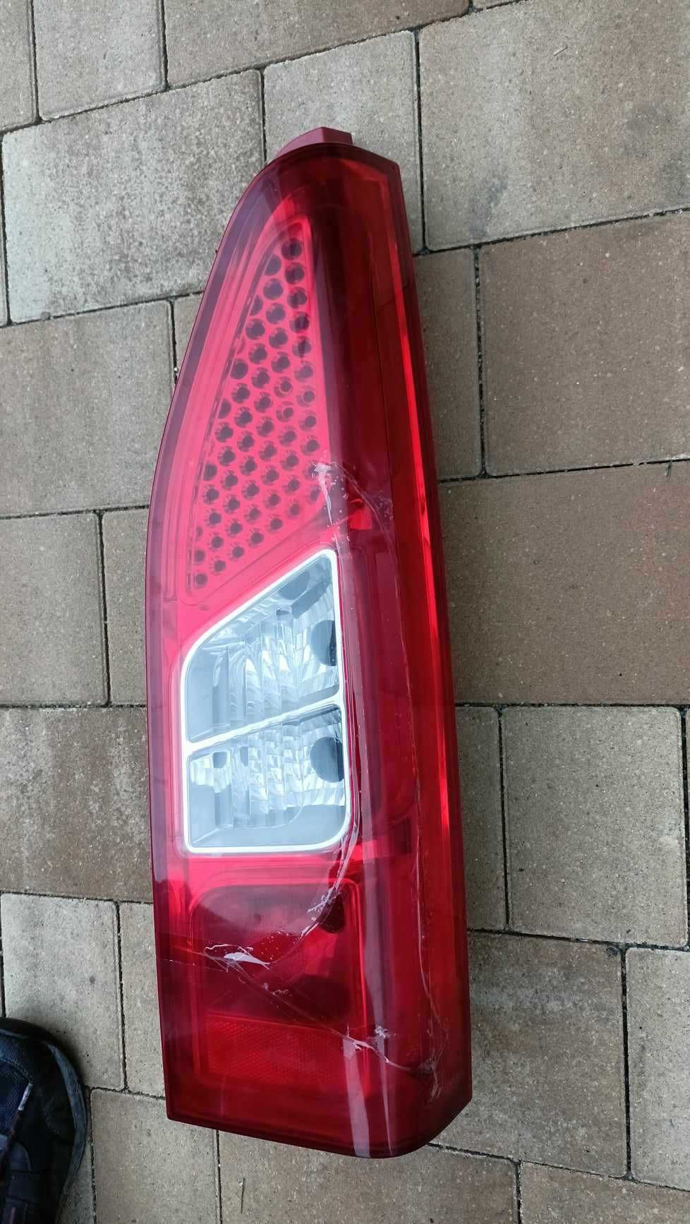 Lampa TYŁ BERLINGO PARTNER 08-12 klapa prawa uszkodzona