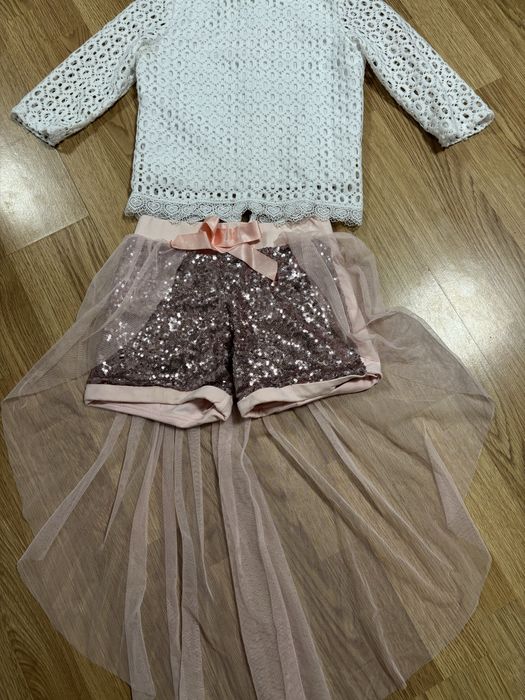 Дитячий костюм,приблизно на ріст 100-120,в ідеальному стані.