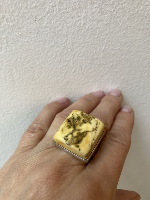 Pierścionek srebrny z bursztynem bałtyckim unikat, kwadratowy