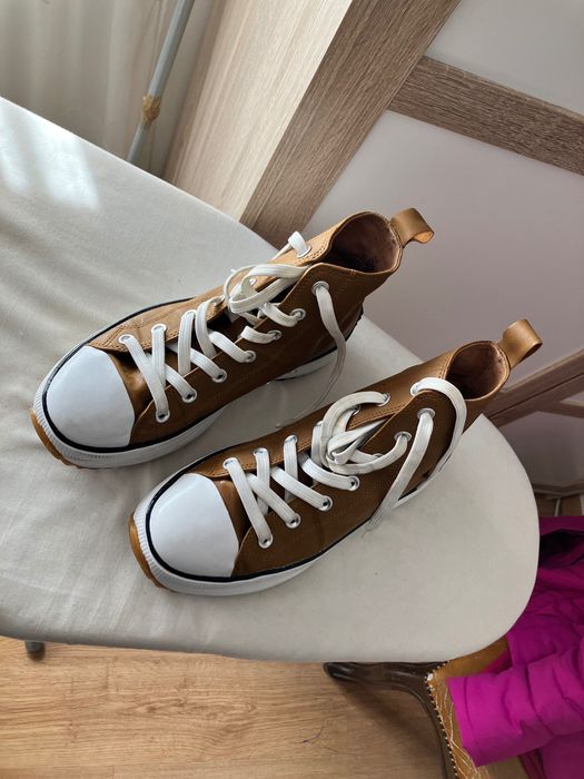 1 par de tênis-bota em estado totalmente novo