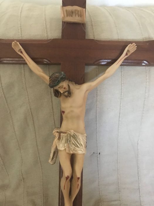 Crucifixo em madeira com Cristo em marfinite